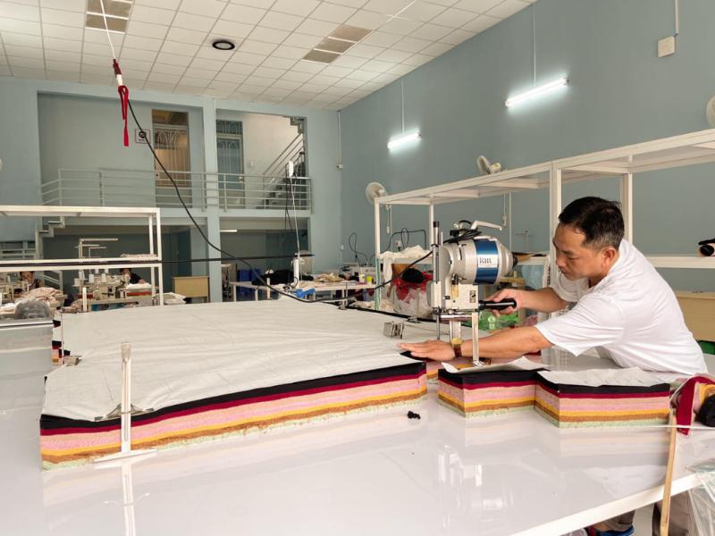 Cắt Vải Gia Công Bằng Bàn Cắt Chuyên Dụng Cắt Vải Gia Công Bằng Bàn Cắt Chuyên Dụng